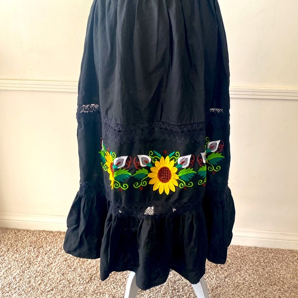 BEAUTIFUL🌻SUNFLOWERS🖤BLACK MEXICAN EMBROIDERED OFF SHOULDER MIDI DRESS 🌟NEW🌟 - Picture 4 of 16